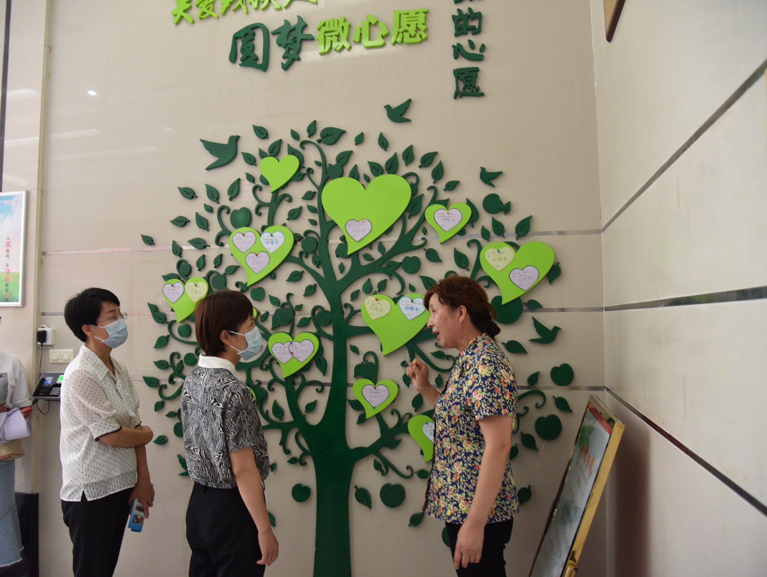 夏亚灵（中）调研苏柳英工作站，鄂州市副市长程少云（左）陪同