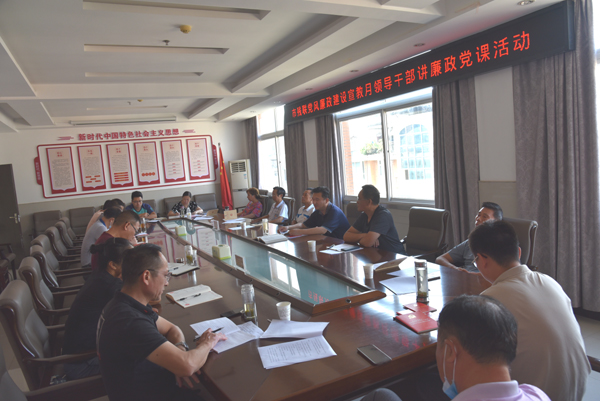 图为市残联党组书记、理事长项国兴为全体党员上廉政党课.JPG