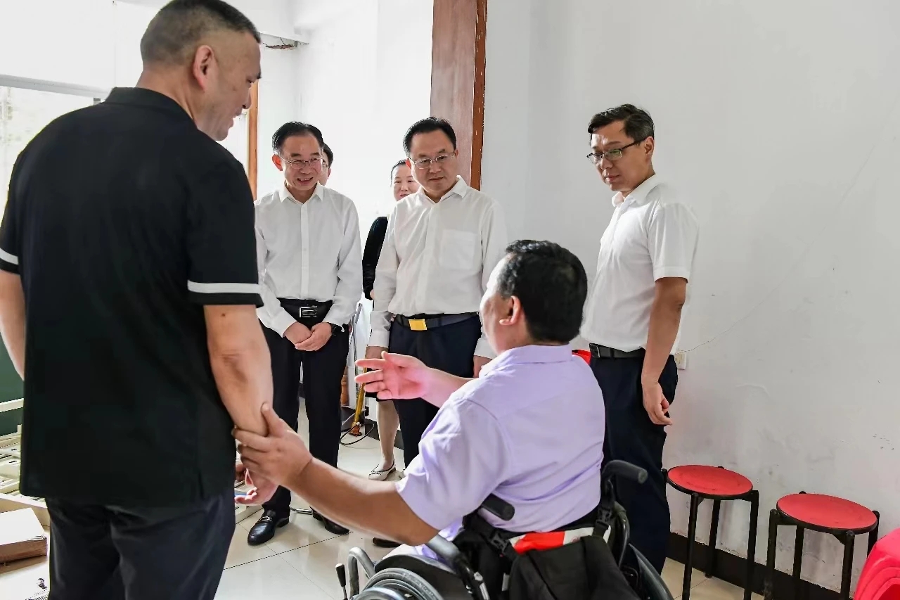 孙兵看望社区残疾群众