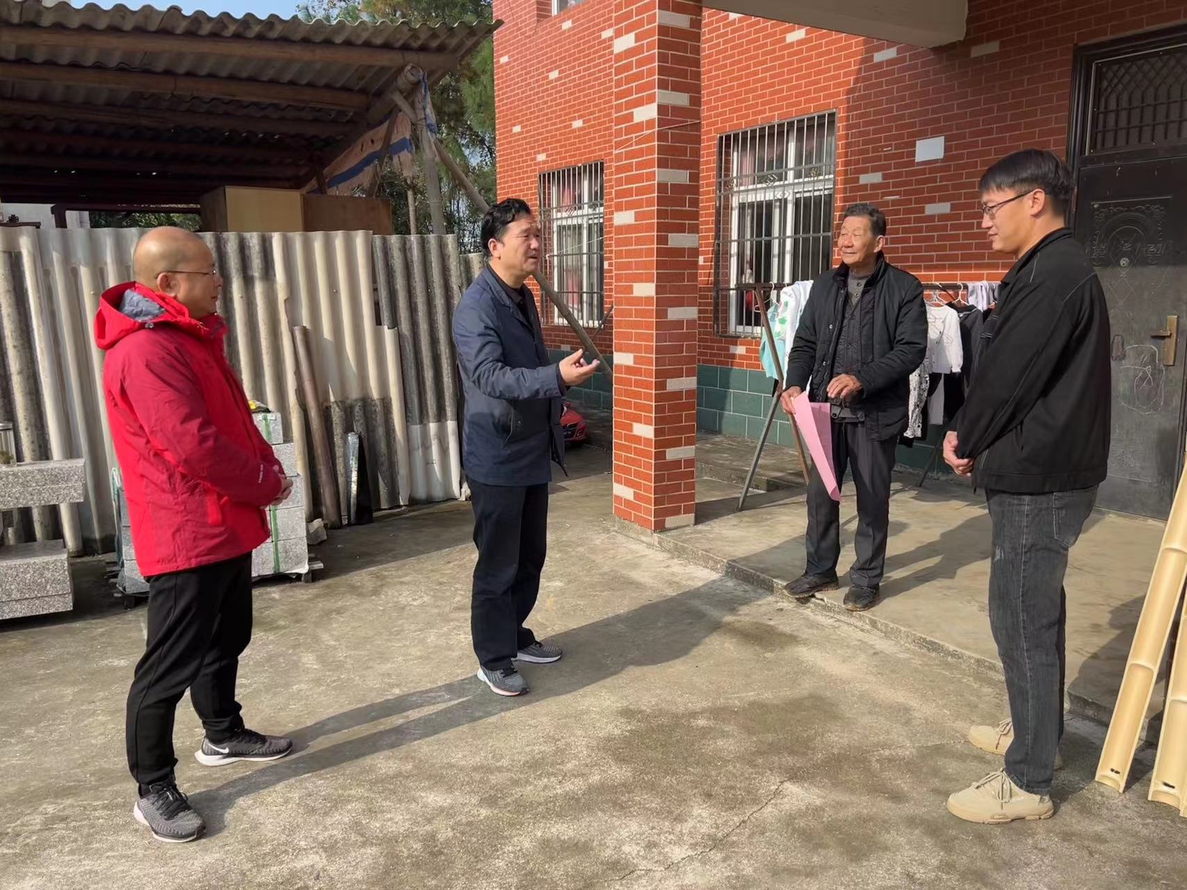 项理入户走访脱贫户